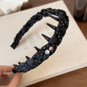 Diadema trenzada con diamantes de imitación, perlas y dientes antideslizantes, detalle.