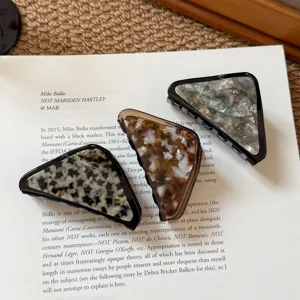 Elegante molletta per capelli a triangolo in acetato per donne, accessorio geometrico chic.