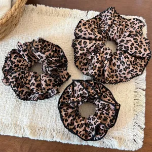 Primer plano de tres bonitos coleteros de leopardo con borde negro en la estera.
