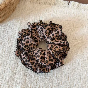 Vista detallada de coletero con estampado de leopardo y encaje negro para uso diario.
