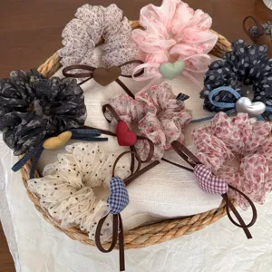 Elastici per capelli in rete floreale dolce estiva con simpatici ciondoli a cuore per coda di cavallo.