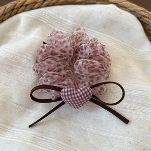 Dolce scrunchie per capelli in rete floreale con fiocco marrone e cuore a quadri, elastico per coda.