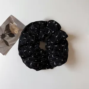Elegante scrunchie per capelli nera con fiocchi bianchi e pois per uno stile quotidiano chic.