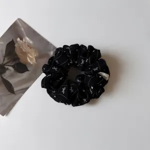 Fascia per capelli in tessuto nero con graziosi fiocchi bianchi e righe a pois.