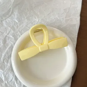 Squisita molletta per capelli in acrilico giallo con fiocco, grande accessorio elegante.