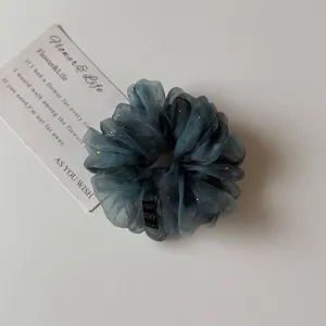 Chouchou de cheveux en organza transparent bleu foncé avec paillettes, élégant pour femmes.