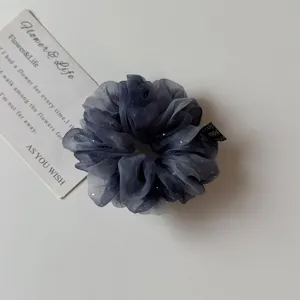 Chouchou de cheveux en organza gris foncé avec paillettes, vue détaillée, tissu doux et élégant.