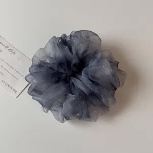 Chouchou de cheveux en organza dégradé gris avec des étoiles scintillantes chic.