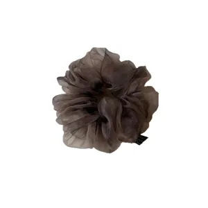 Chouchou de cheveux en organza dégradé foncé avec étoiles scintillantes pour queues de cheval.
