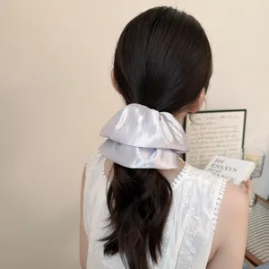 Glanzende satin haarscrunchie detailweergave, elegant licht haaraccessoire voor dames.