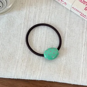 Lusinghiero elastico per capelli a pois con ciondolo ovale verde, fermacoda elastico.