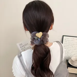 Κoreatiko scrunchie vintage me ντεγκραντέ και χαριτωμένο μενταγιόν καρδιάς για χτενίσματα.