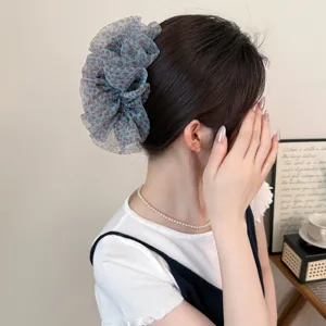 Λεπτομερής όψη scrunchie μαλλιών με λεοπάρ δίχτυ μπλε, αφράτο πλισέ σχέδιο για καθημερινό styling.
