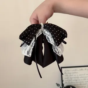 Franse chiffon kant strik haar klem, elegant zwart wit polkadot ontwerp met parel details.