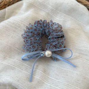 Scrunchie per capelli in tulle leopardato blu con fiocco, finta perla e dettagli di strass.