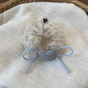 Elastico per capelli in rete floreale estiva con ciondolo cuore a quadri blu e fiocco elegante.