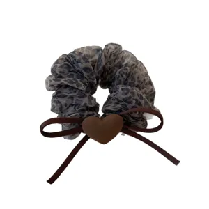 Chic elastico per capelli leopardato con cuore marrone, elegante accessorio coda di cavallo.