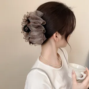 Elegante pinza de pelo de organza detalle, con diseño de volantes esponjosos para peinados con estilo.