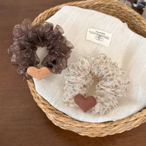 Λεπτομέρεια scrunchie λουλουδάτης μέσης, ελαφρύ λαστιχάκι μαλλιών με χαριτωμένο κρεμαστό καρδιά.