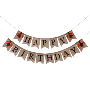 Vista dettagliata dello striscione Happy Birthday in juta con festosi motivi a tacchino