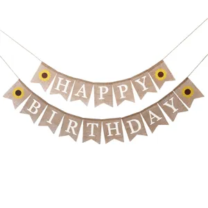Dettaglio macro dello striscione Happy Birthday in tela di iuta con girasoli rustici