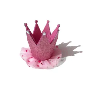 Vue détaillée de la couronne d'anniversaire rose pailletée pour animal