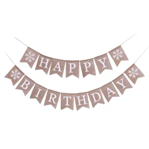 Vista dettagliata di uno striscione rustico Happy Birthday in juta con lettere bianche