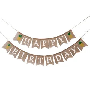 Dettaglio dello striscione Happy Birthday in iuta con design ananas su bianco