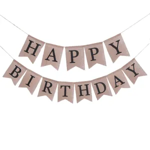 Dettaglio dello striscione rustico Happy Birthday in juta per decorazione festa
