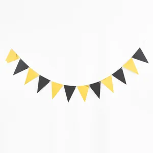 Detalle de guirnalda de banderines negros y dorados, ideal para fiestas de cumpleaños.