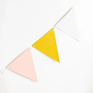 Primer plano detalle de banderines triangulares de colores para fiesta en fondo blanco.