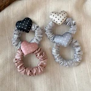 Detail satijn haarscrunchie hart stippen, elegant haaraccessoire voor dagelijks gebruik.