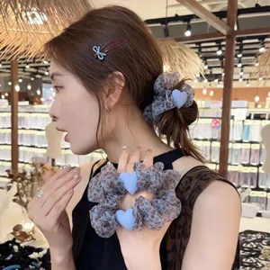 Μπλε scrunchie μαλλιών με λεοπάρ σχέδιο και χαριτωμένη καρδιά, κομψό κορεάτικο λαστιχάκι γυναικών.