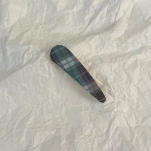 Checkered hair clip detail view, stylish plaid BB hairpin for daily fashion styling.