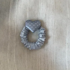 Lichtblauwe satijnen haarelastiek met schattig wit stippen hart detail, haaraccessoire.