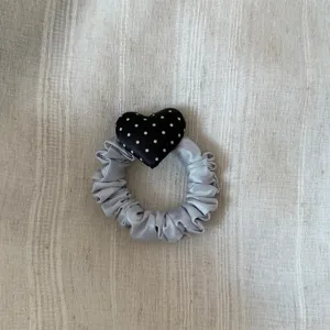 Grijs satin haar elastiek met zwart wit stippen hartje hanger leuke haaraccessoire dagelijks