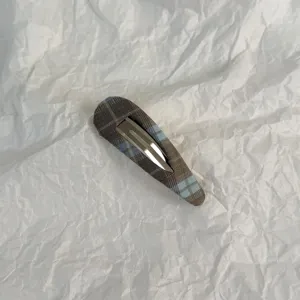 Detail view of brown plaid snap hair clip, exquisite fabric texture and sturdy metal clip.