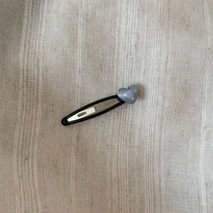 Schattige grijze stippen hart haarspeld detail, metalen klikspeld voor dagelijks gebruik.
