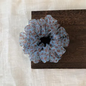 Μπλε και καφέ tie-dye διάφανο scrunchie μαλλιών ελαστικό αξεσουάρ για αλογοουρά γυναικείο.