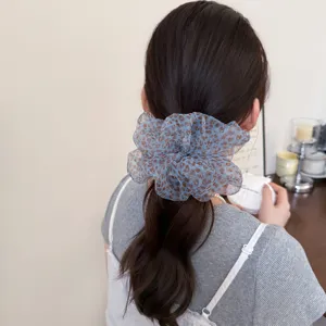 Λεπτομερής όψη μπλε διαφανούς scrunchie μαλλιών με λεοπάρ, μαλακό λαστιχάκι για καθημερινή χρήση.