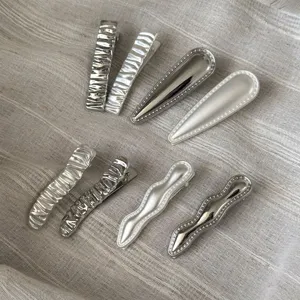 Silberne metallische Haarspangen Set, minimalistische Wellen Entenschnabel Clips für Damen.