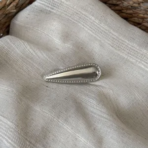 Silbernes tropfenförmiges Metall Haarklammer Detail, elegante minimalistische Haarspange.