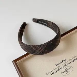 Diadema acolchada de cuadros marrones estilo universitario retro para mujer detalle