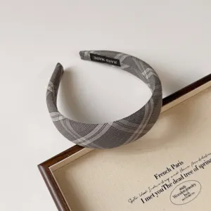 Diadema acolchada de cuadros grises, accesorio de pelo retro elegante para mujeres.