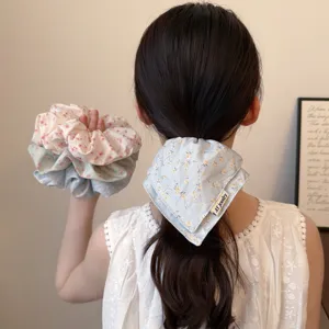 Detalle de coletero con estampado floral, dulce accesorio de pelo estilo pastoral.
