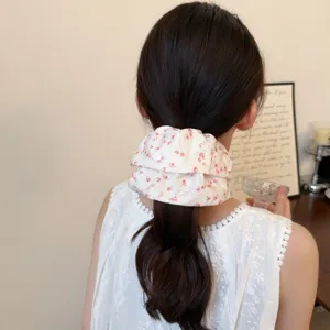 Vista detallada de un coletero de pelo floral suave, con estilo elegante y muy encantador.