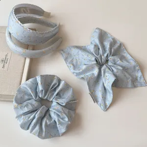 Set de accesorios para el cabello con flores azules, diadema y coleteros estilo dulce.