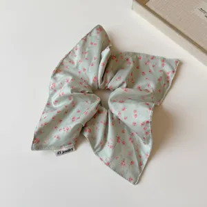 Primer plano detallado de coletero floral verde pastel con tela suave y diseño encantador.