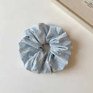 Coletero para el pelo con estampado floral azul en satén elegante accesorio mujer