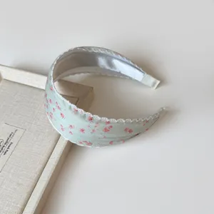 Diadema de tela floral con delicado borde de encaje, accesorio de pelo para mujer.